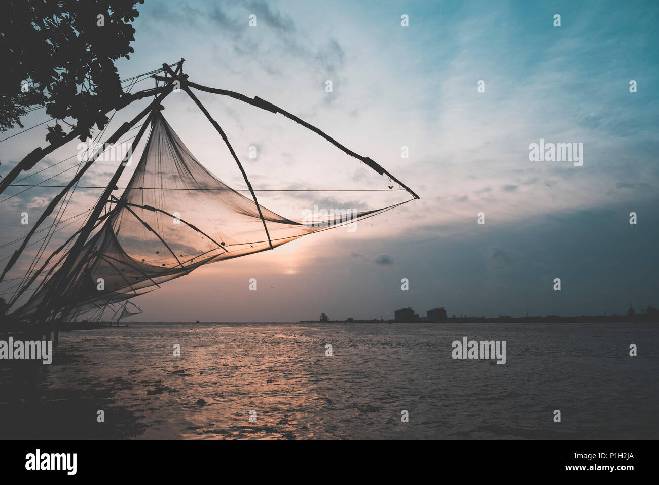 Chinesischen Fischernetze ("cheena Vala') in Fort Kochi, Kochi, Kerala, Indien. Stockfoto