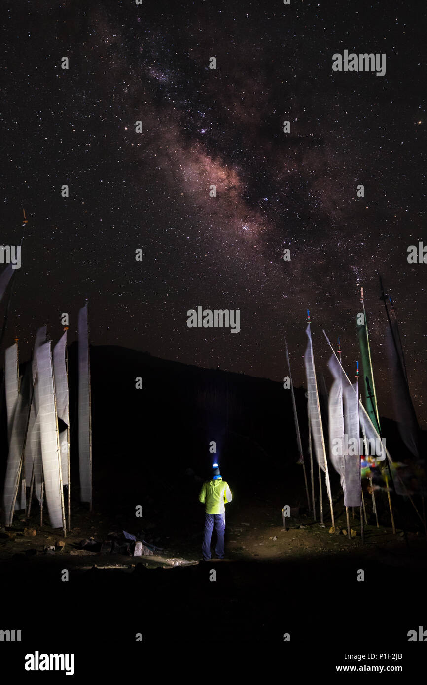 Ausgabe einer windigen Nacht spielen mit Licht und funkelt auf 4000 Meter in Bhutan auf dem höchsten Pass Chele La Stockfoto