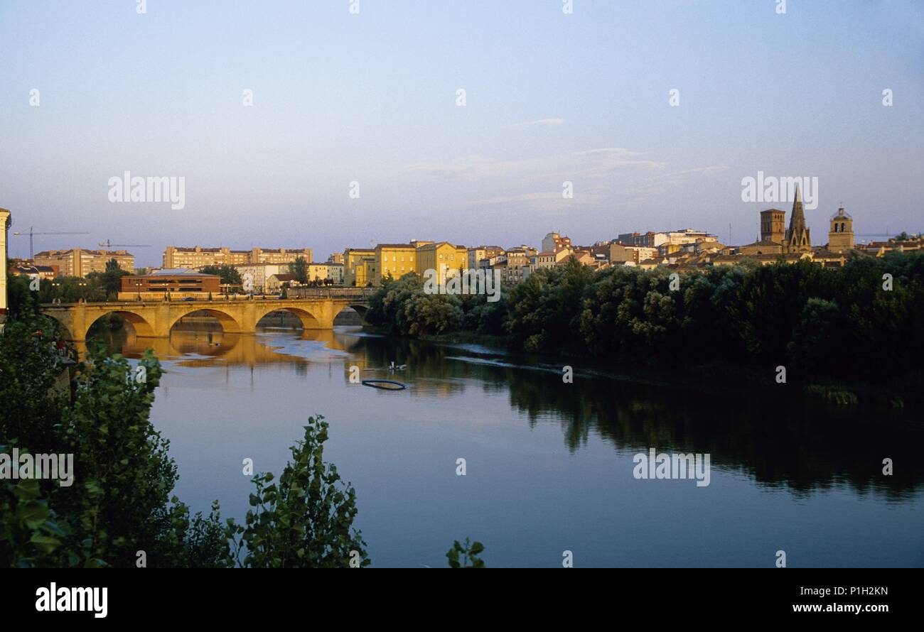 Logroño, Río Ebro, Puente de Piedra e Iglesia Santa María del Palacio; Camino de Santiago. Stockfoto