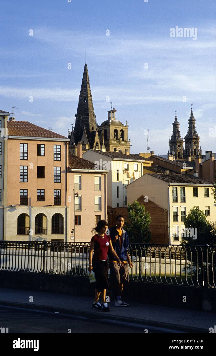 Spanien - LA RIOJA Rioja Media (Kreis) - logrono. Logroño, Puente de Piedra sobre el Río Ebro, Iglesia de Santa Maria del Palacio. Stockfoto