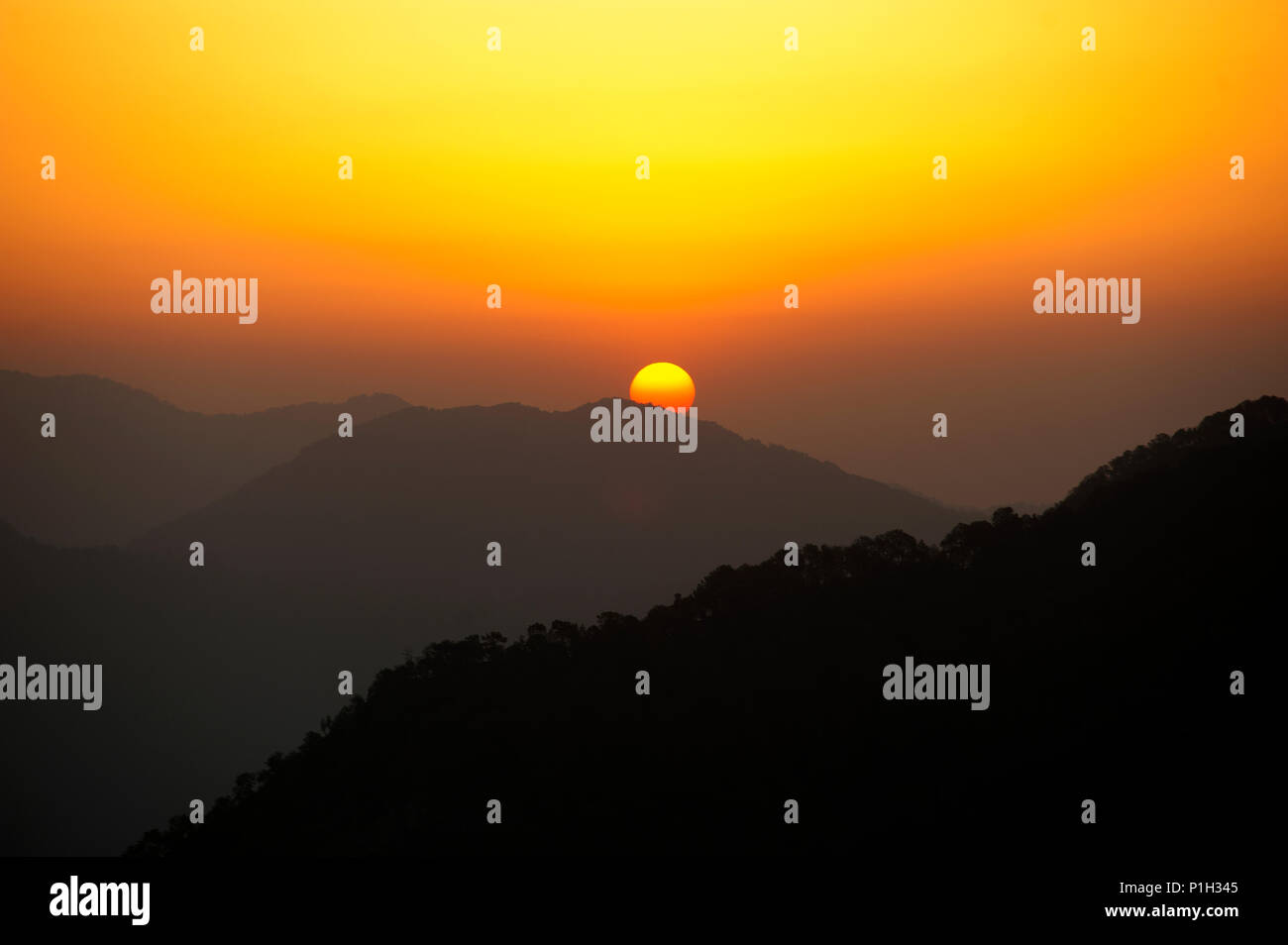 Sonnenaufgang am Kumaon Hügel, wie aus dem Schnee Aussichtspunkt an der Straße Nainital-Pangot, Nainital, Uttarakhand, Indien Stockfoto