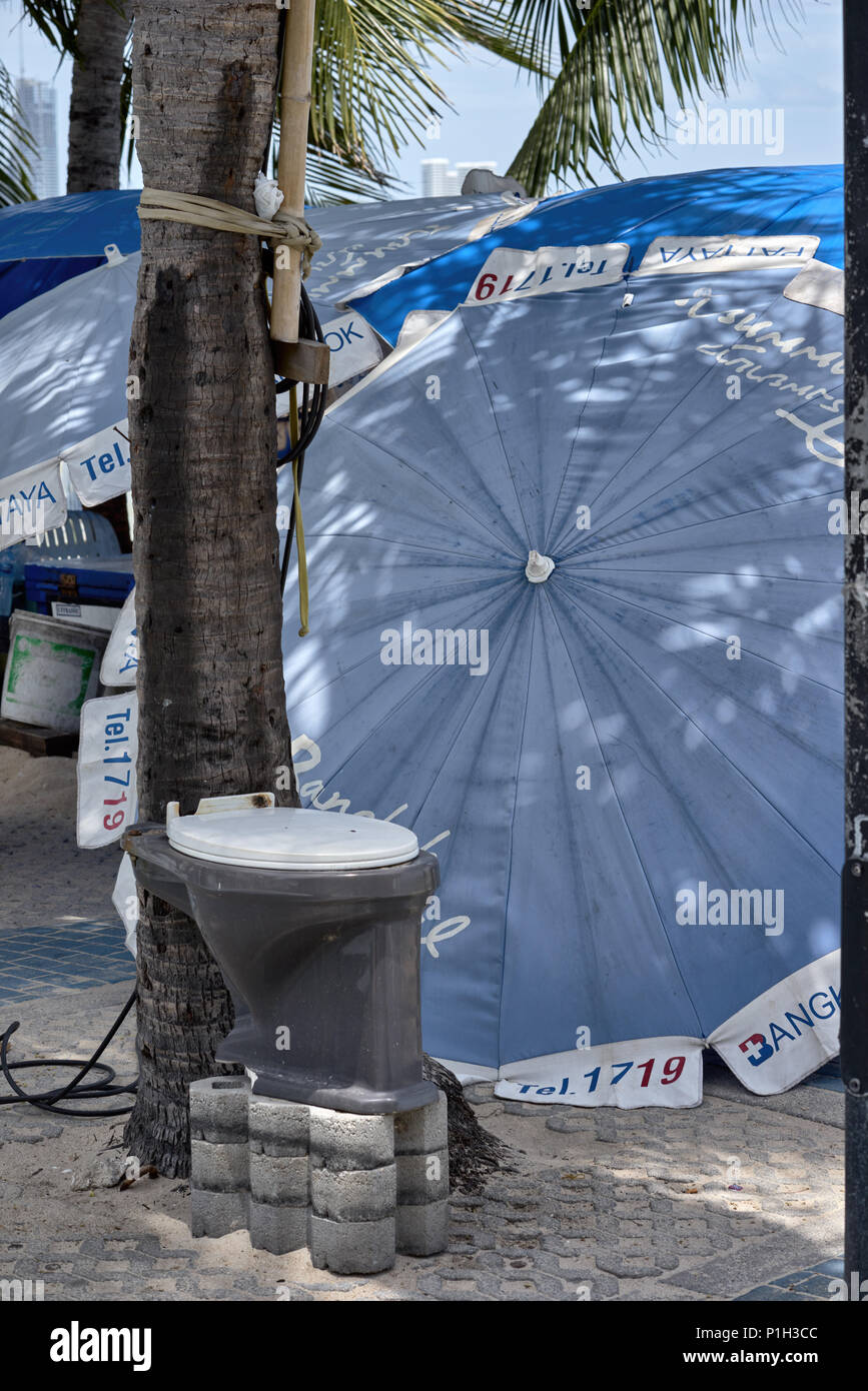 Amüsante Straße Platzierung von einem weggeworfenen WC-Sitz an der Pattaya  Thailand Südostasien Stockfotografie - Alamy