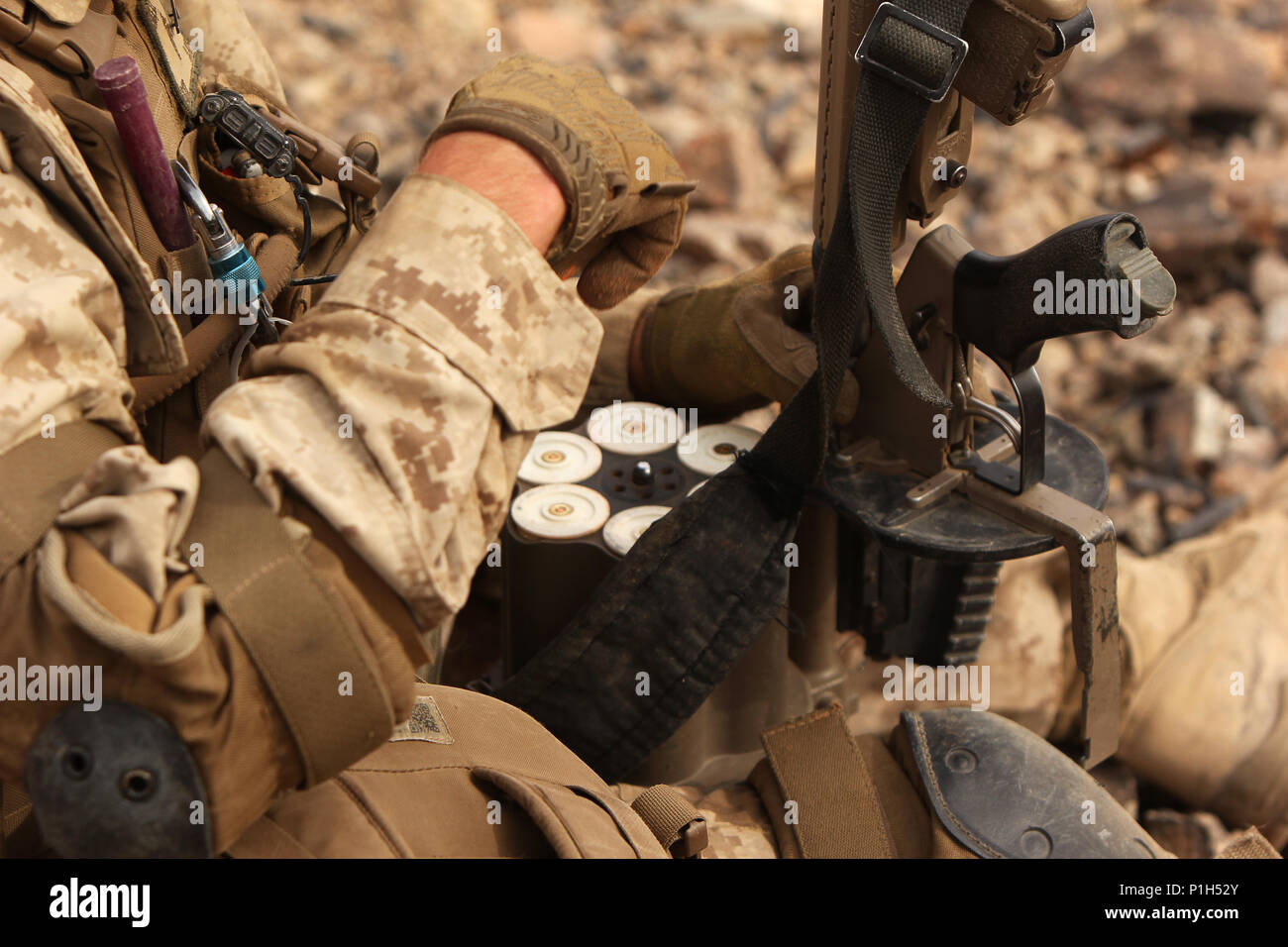 Lance Cpl. Anderson Elswick lädt seine M32 A1 40 mm Multi-Shot Granatwerfer auf Palette 400 bei Marine Air-Ground Bekämpfung Mitte Zwanzig - neun Palmen, Calif., Okt. 21, 2016. Die M32 A1 ist eine Feder angetriebenen rotierenden Zylinder Granatwerfer, die in der Lage sind, sechs 40-mm-Granaten und Feuern mit Raten von 120 Schuss pro Minute. Elswick ist ein grenadier mit 1St Battalion, 2nd Marine Regiment, 2nd Marine Division. (U.s. Marine Corps Foto von Lance Cpl. Juan A. Soto-Delgado) Stockfoto