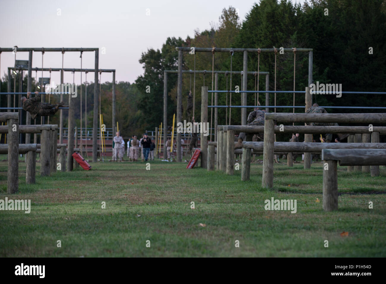 Us Marine Kandidaten Manöver durch das Hindernis Kurs, während die Officer Candidate School, Marine Corps Base Quantico, Virginia, Okt. 24, 2016. In einem herausfordernden und kontrollierten Umgebung, sind die Kandidaten ausgebildeten Marine Offiziere zu werden. (U.S. Marine Corps Foto von Sgt John M. Raufmann) Stockfoto