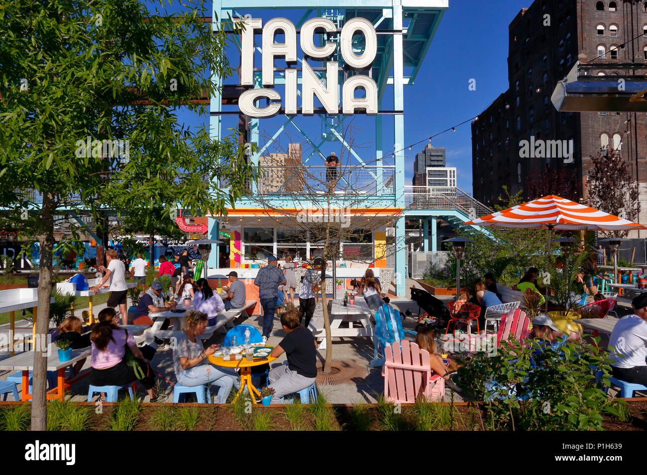 Tacocina in Domino Park, 25 River St, Brooklyn, NY. Außenansicht eines Taco-Shops und Essen im Freien Stockfoto