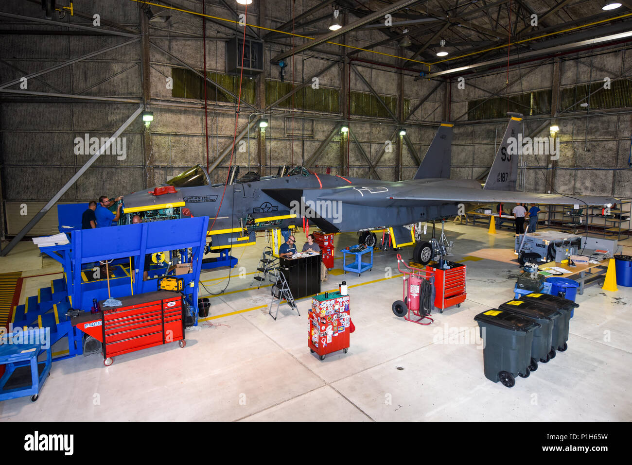 Eine F-15E Strike Eagle aus der 336 Fighter Squadron sitzt in einem Kleiderbügel, während Mitglieder der Radar Modernisierung Programm Eagle Modernisierung Programm Team beginnen, Entfernen von Panels, Oktober 3, 2016, bei Seymour Johnson Air Force Base, North Carolina. Mehr als 90 Jets bei Seymour Johnson AFB wird das Radar Modifikationen, projiziert, in sieben bis neun Jahren abgeschlossen werden. (U.S. Air Force Foto von Airman Shawna L. Keyes) Stockfoto