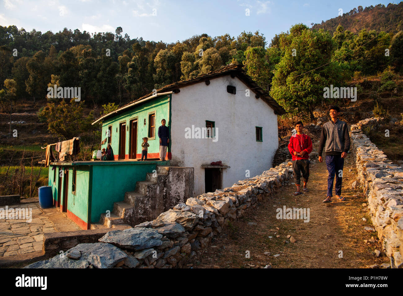 Haus in der Nähe des Wald Straße an Kala Agar Dorf, Kumaon Hügel, Uttarakhand, Indien Stockfoto