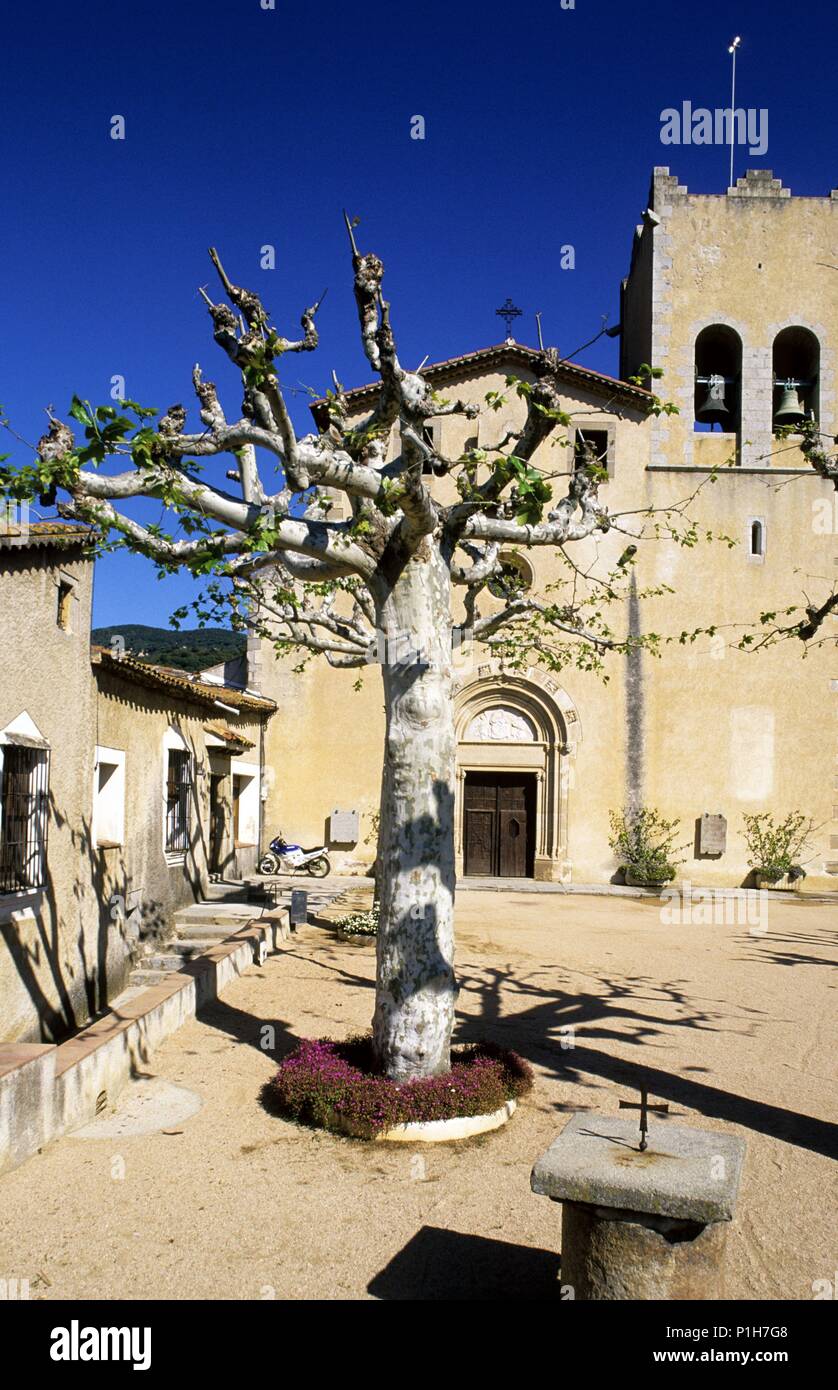 Spanien - Katalonien - Costa del Maresme (Kreis) - Barcelona. Cabrera de Mar, Iglesia, Plaza. Stockfoto