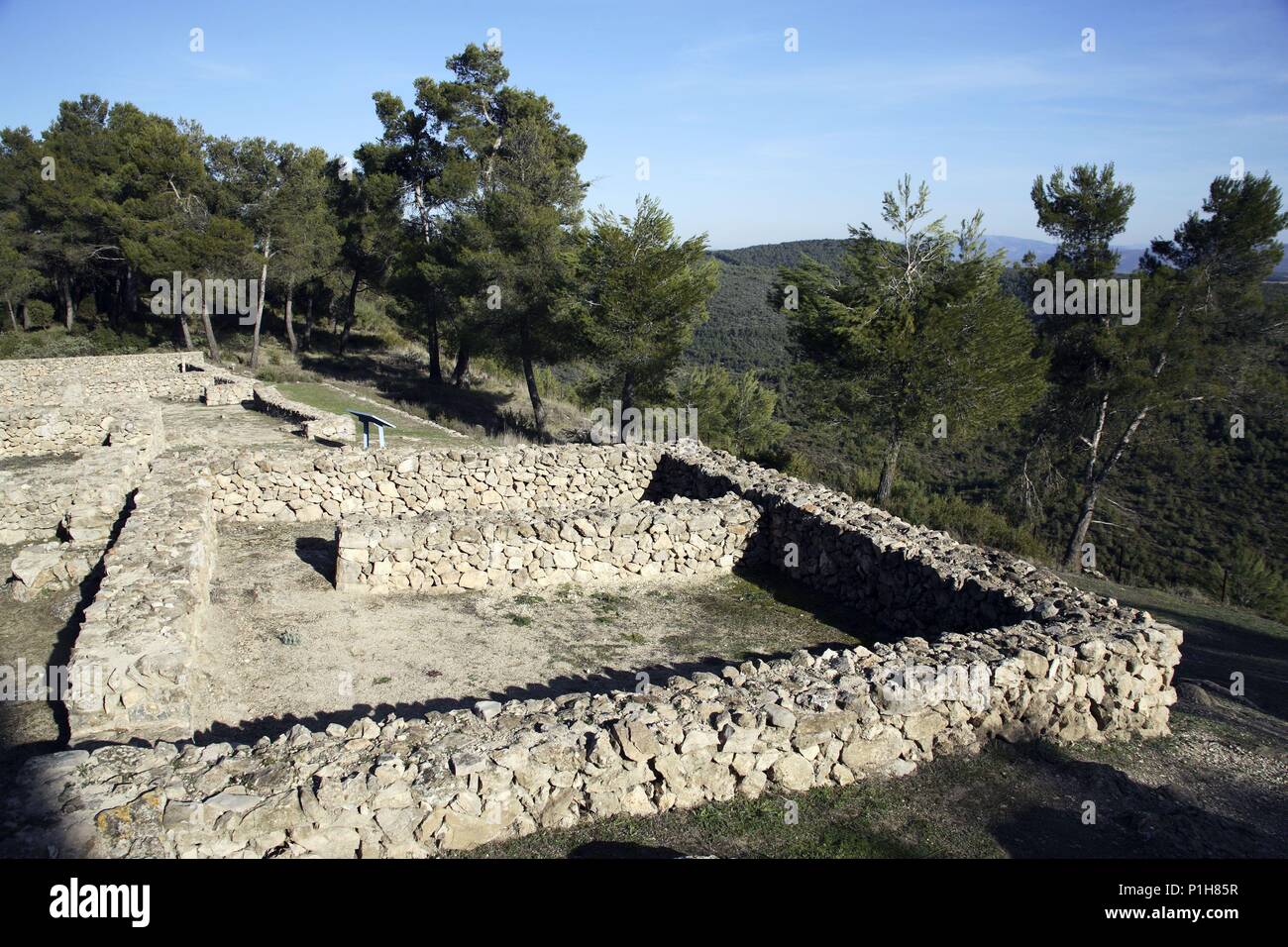 Spanien - Valencia autonome Region - La Costera (Kreis) - Valencia. Moixent/Mogente; poblado Ibérico - Íbero de la Bastida; base de Casas y vistas hacia El Valle/paisaje. Stockfoto