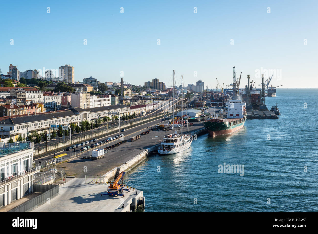 Lissabon, Portugal - 19. Mai 2017: Lissabon industrielle Hafen und Stadt in den Morgen. Blick vom Kreuzfahrtschiff. Stockfoto