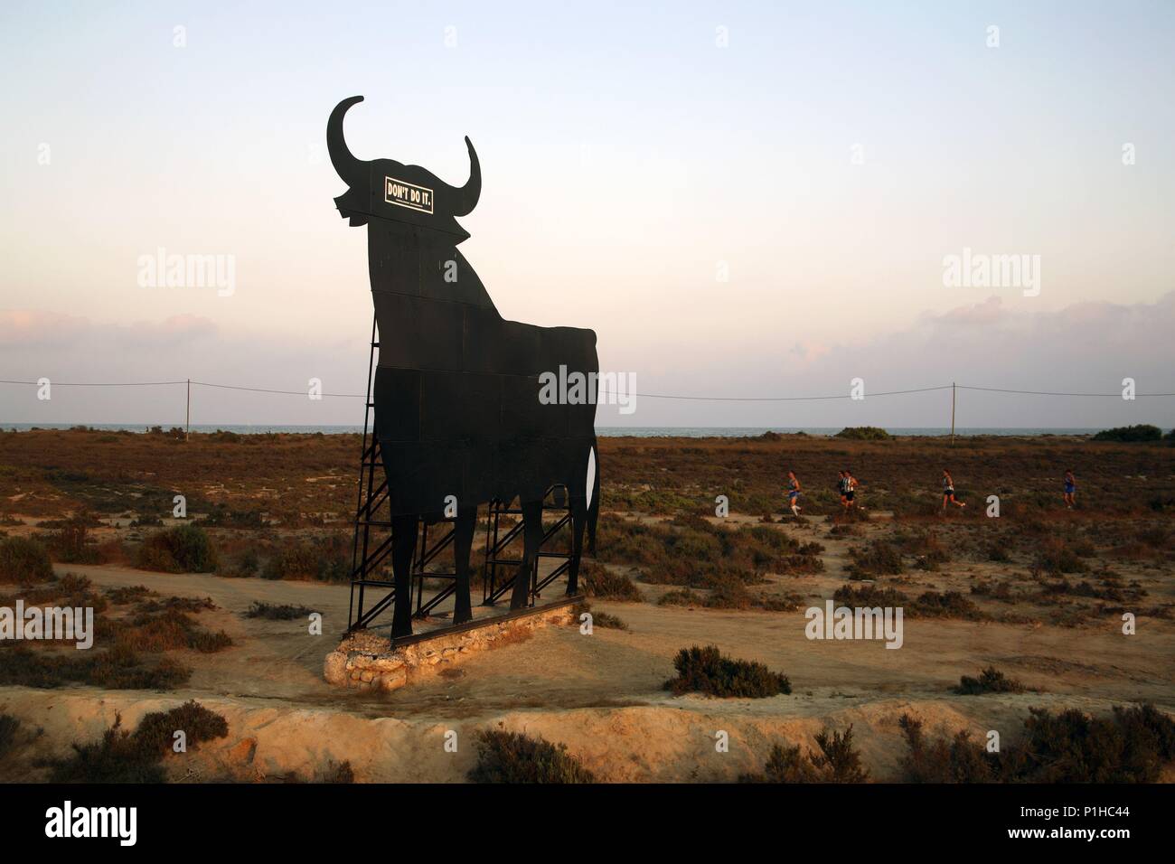 Spanien - Valencia autonome Region - Baix Vinalopó (Kreis) - Alicante. Santa Pola; toro de Osborne "cerca de las Salinas/Parque Natural. Stockfoto