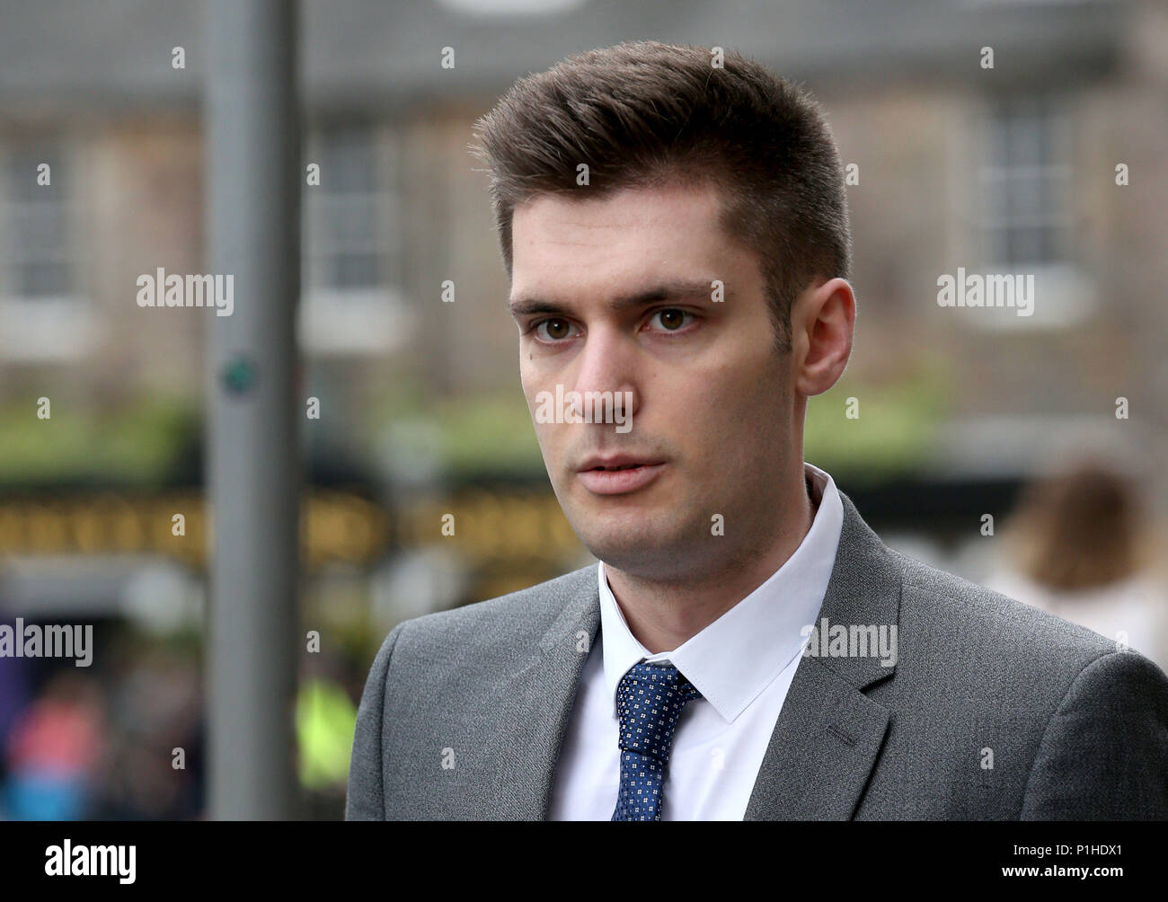 Stephen Coxen aus Bury in Lancashire kommt beim Personenschädengericht in Edinburgh an, wo er wegen £100,000 Schadenersatz von einer Frau verklagt wird, die ihm zuvor 2013 in St. Andrews von der Vergewaltigung freigesprochen wurde. Stockfoto