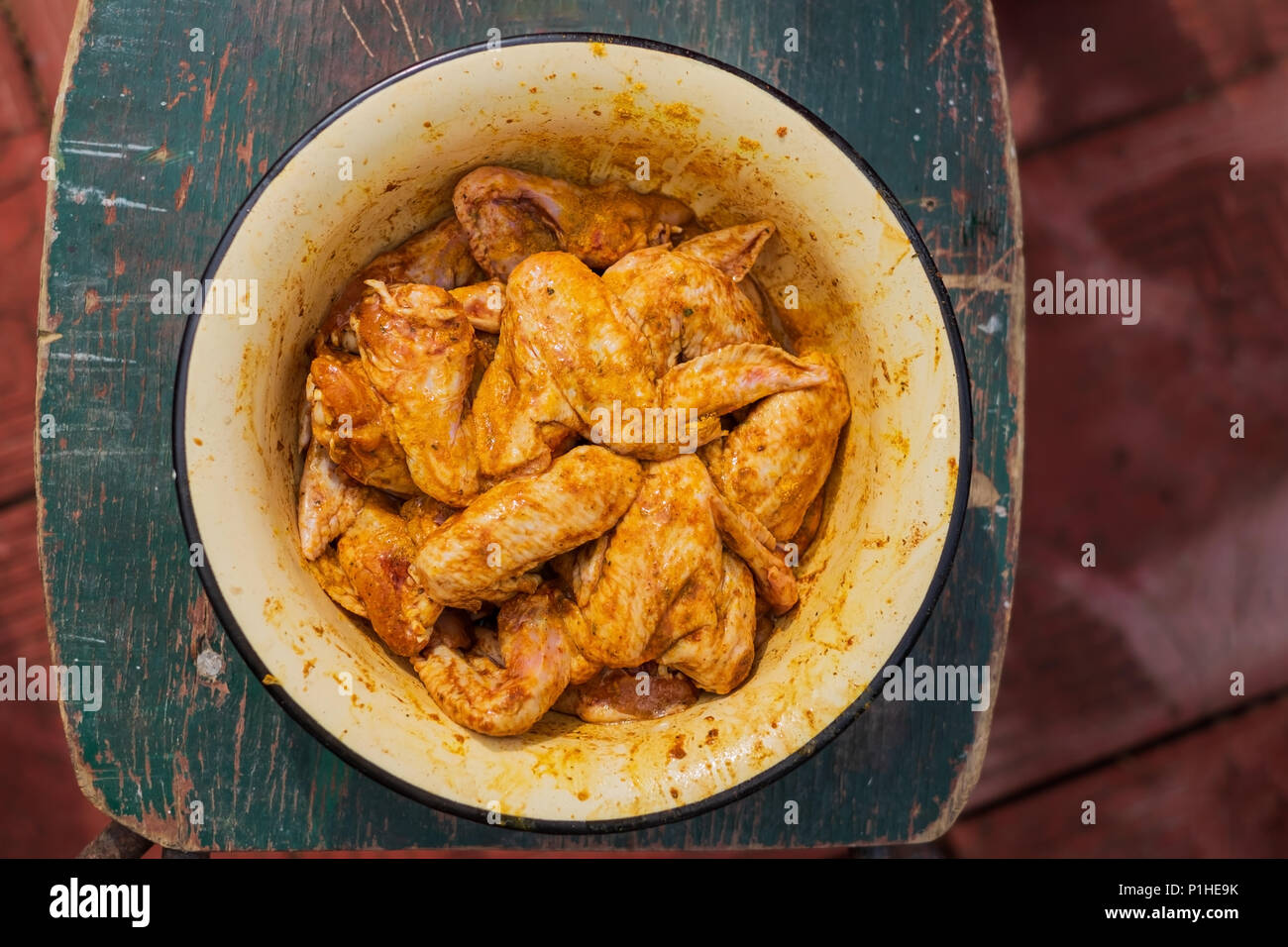 Close up spicy Chicken Wings für das Grillen für Party Food. Raw Chicken Wings für Cook Abendessen. Ansicht von oben Stockfoto