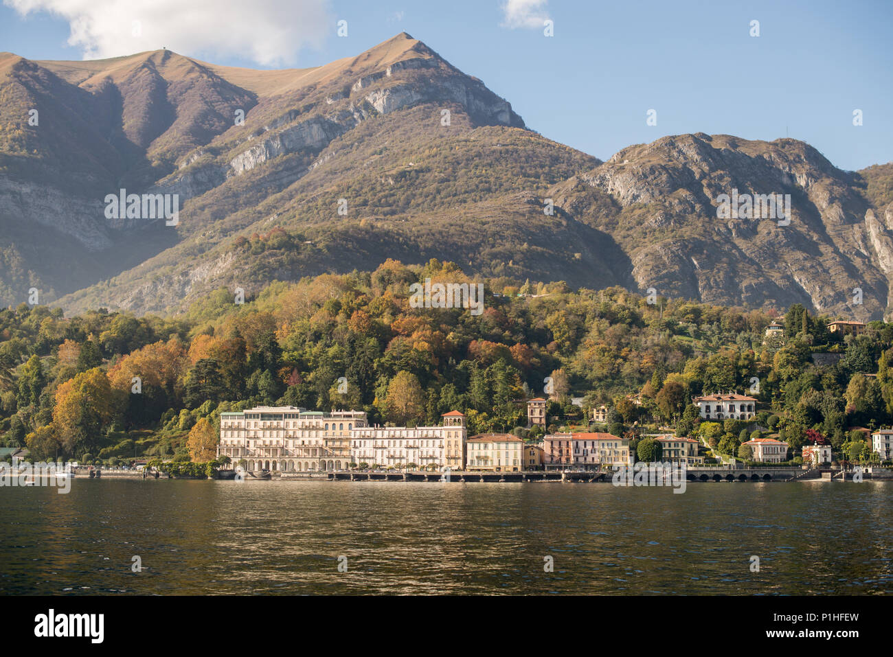 Comer See, Italien. Panoramablick auf Küste mit alten Häusern. Stockfoto