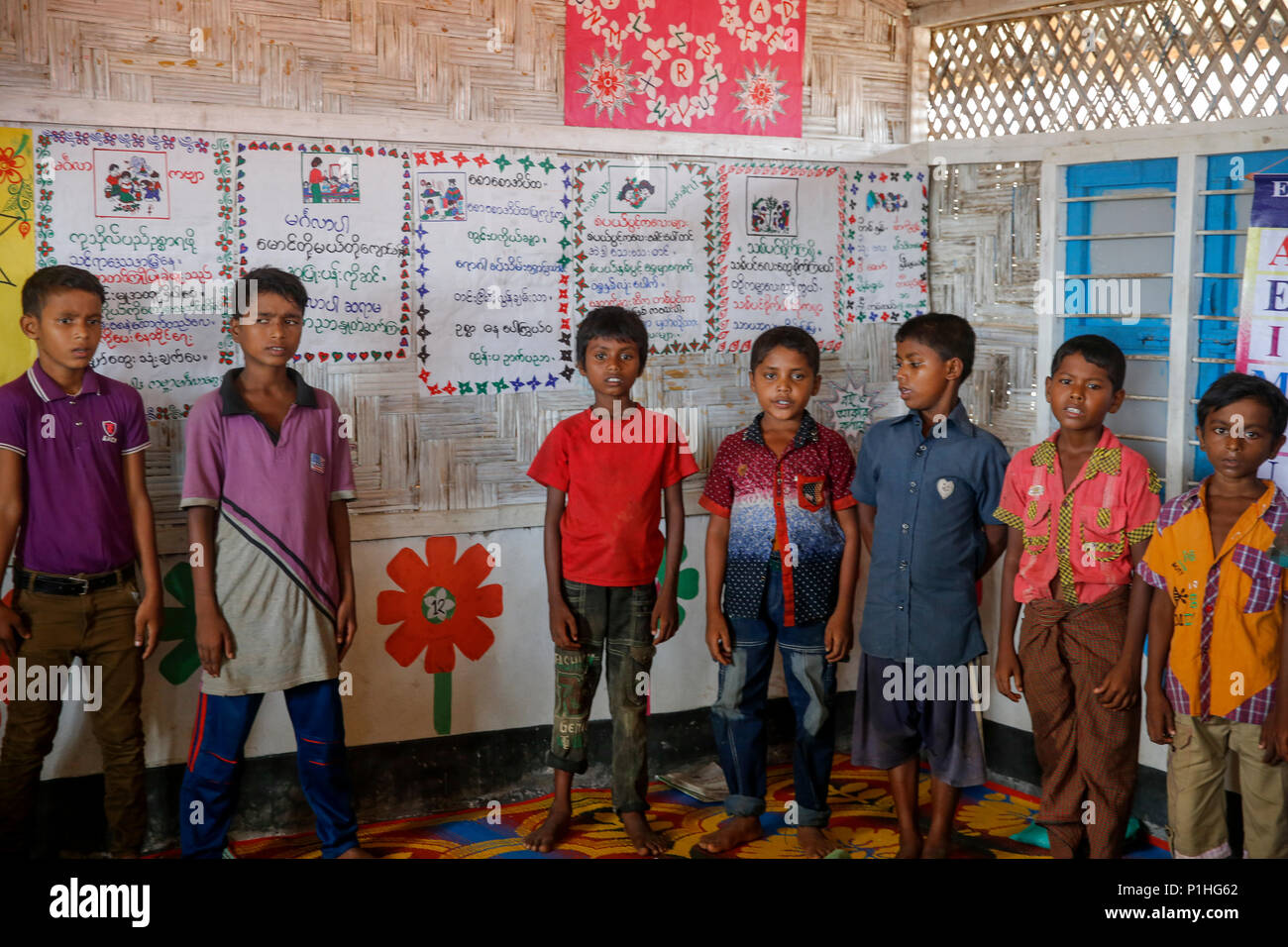 Rohingya Flüchtlinge Kinder besuchen die Klasse auf einen temporären Schule in Kutupalong Flüchtlingslager bei Ukhiya in Cox's Bazar, Bangladesch Stockfoto