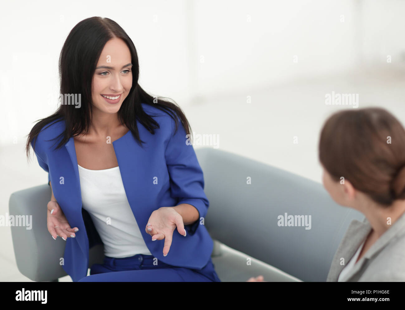 Attraktive Frauen treffen im Büro während einer Pause Stockfoto