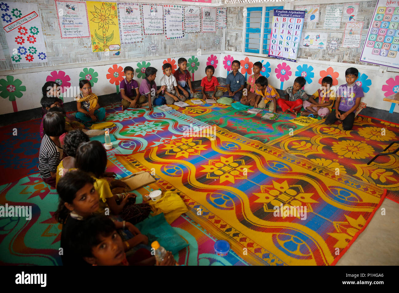 Rohingya Flüchtlinge Kinder besuchen die Klasse auf einen temporären Schule in Kutupalong Flüchtlingslager bei Ukhiya in Cox's Bazar, Bangladesch Stockfoto