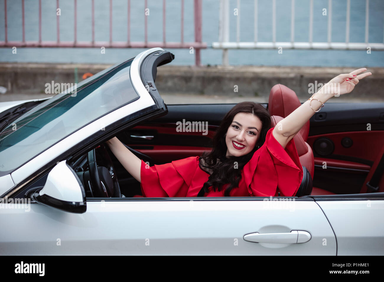 Schöne junge Frau in einem Sommertag genießen Cabrio Stockfoto