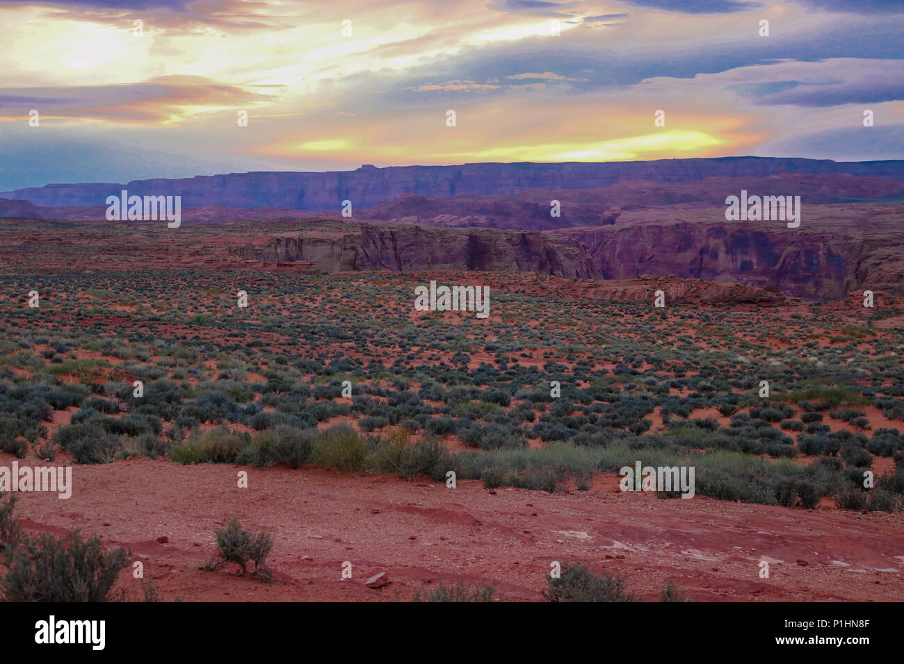 Sonnenuntergang über dem Utah Arizona Wüste Landschaft Foto bei den Horseshoe Bend National Park. Rosa, Grün, Rot, Orange, Blau Natur Landschaft Stockfoto