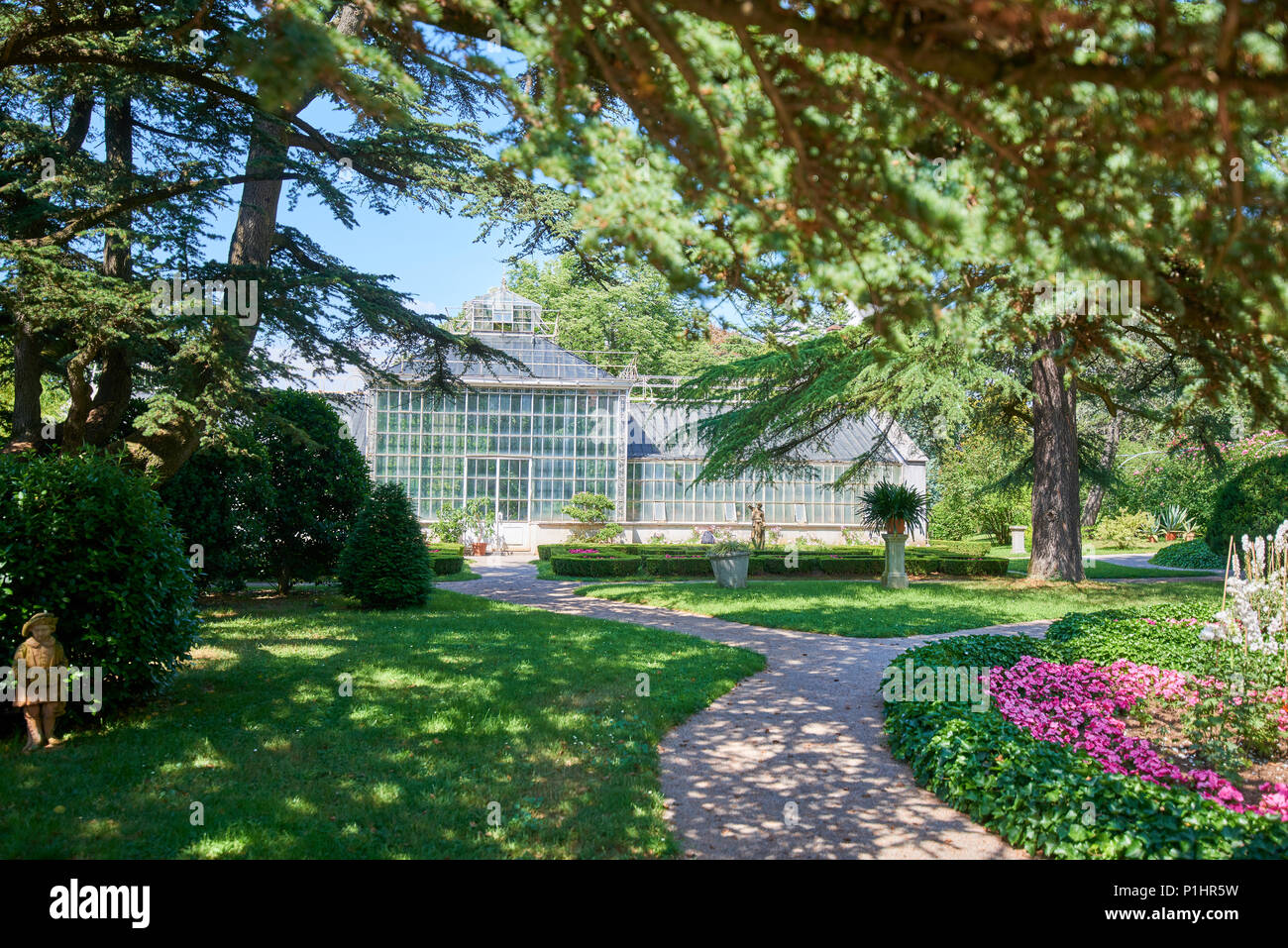 Botanischer Garten von Sežana, Slowenien aus dem 19. Jahrhundert, einem 150 Jahre alten Zeder, Blumenbeete, blühende Laubengänge und die palmarium - Garten der Freude Stockfoto