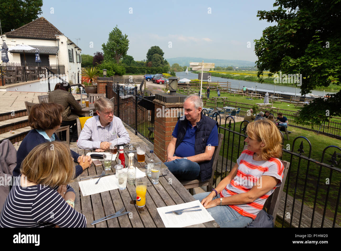 Eine Gruppe von im mittleren Alter Freunde trinken im Freien in einem englischen Pub; Die Flotte Inn, Twyning, Stroud, Gloucestershire England Großbritannien Stockfoto