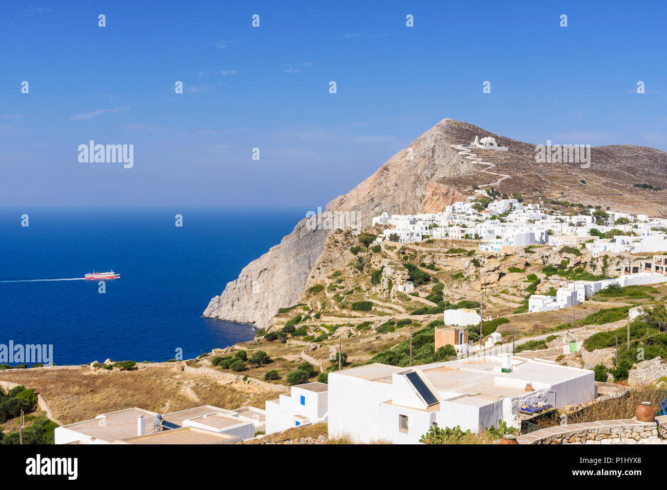 Folegandros Insel Blick auf die Klippe weiß getünchten Gebäuden in der Chora, Folegandros, Kykladen, Griechenland Stockfoto