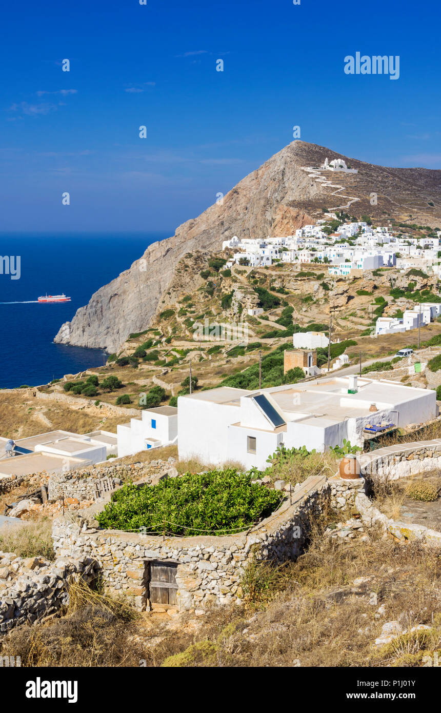 Folegandros Insel Blick auf die Klippe weiß getünchten Gebäuden in der Chora, Folegandros, Kykladen, Griechenland Stockfoto