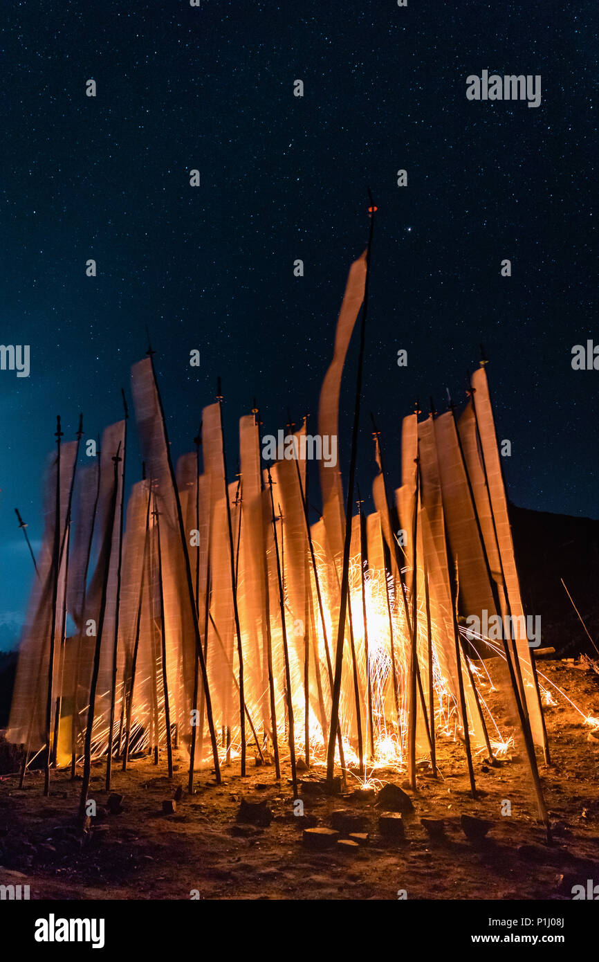 Ausgabe einer windigen Nacht spielen mit Licht und funkelt auf 4000 Meter in Bhutan auf dem höchsten Pass Chele La Stockfoto