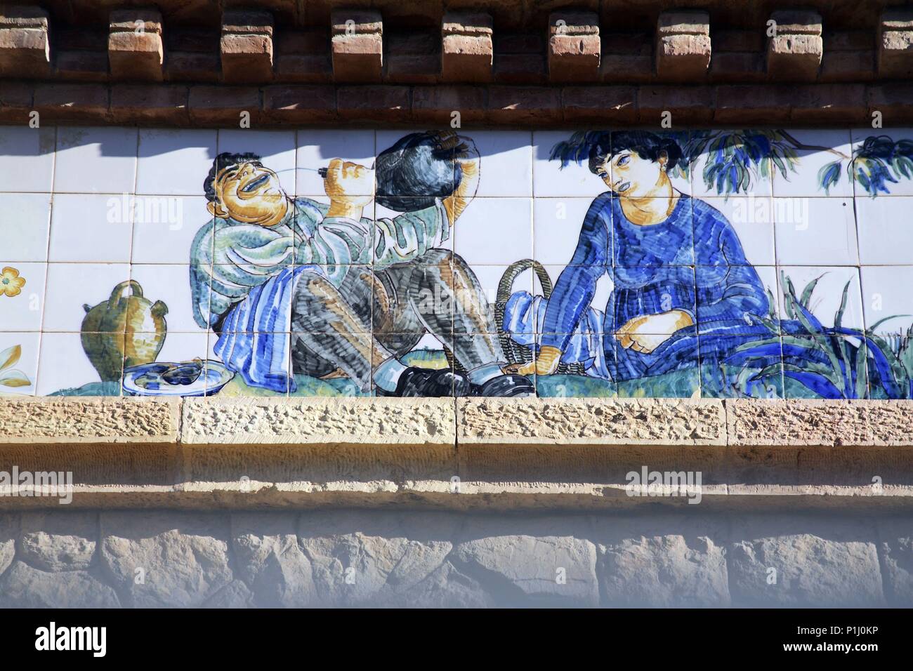 Spanien - Katalonien - Terra Alta (Bezirk) - TARRAGONA. El Pinell de Brai; Celler/Cooperativa vinícola; Azulejos con motivos vinícolas del Pintor Xavier Nogués (Estilo grotesco). Stockfoto