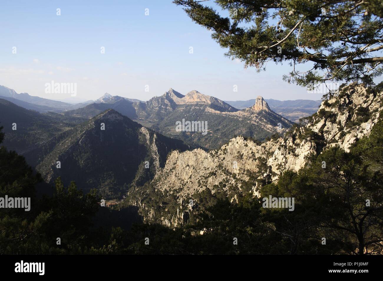 Spanien - Katalonien - Terra Alta (Bezirk) - TARRAGONA. La Fontcalda/Foncalda y Serra/Sierra de Pàndols; paraje Natural con Balneario en El Valle. Stockfoto