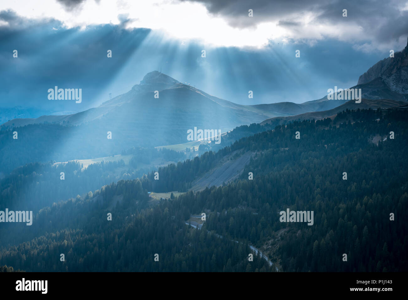 Sunrise-Silhouetten der Alpen Berg und Sonnenlicht Stockfoto