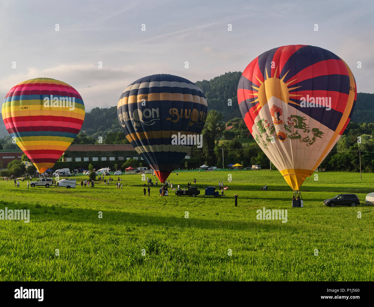 Biella, Italien, 10. Juni 2018 - Drei schöne und Farbe heißluftballons am Frühlingsfest, Pollone dal Cielo, Biella Stockfoto