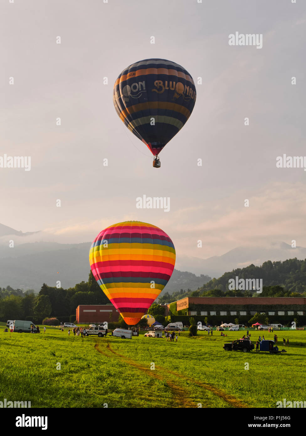 Biella, Italien, 10. Juni 2018 - Zwei schöne und bunte Heißluftballons am Frühlingsfest, Pollone dal Cielo, Biella Stockfoto