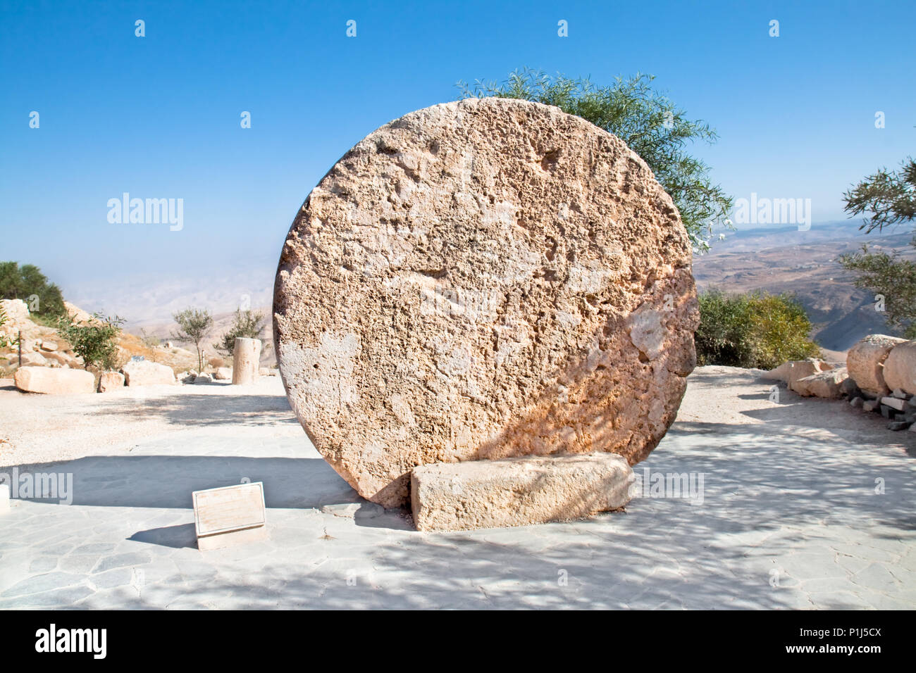 Kloster rolling stone Tür der Byzantinischen Dorf, einst bekannt als Kufer Abu Türe, Berg Nebo, Jordanien Stockfoto