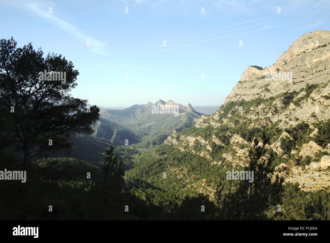 Spanien - Katalonien - Terra Alta (Bezirk) - TARRAGONA. Serra/Sierra de Pàndols; cami al Balneari De Fontcalda/Camino al Balneario de Fontcalda. Stockfoto