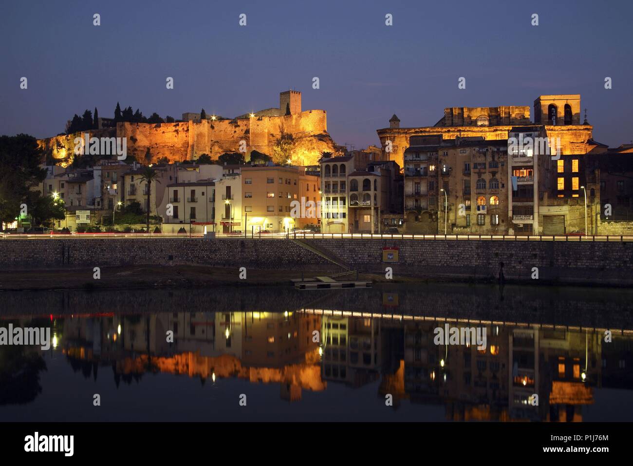 Spanien - Katalonien - Baix Ebre (Kreis) - TARRAGONA. Tortosa; riu Ebre, Castell de La Suda ich Catedral - Seo/Rio Ebro, Castillo de La Suda y Catedral. Stockfoto