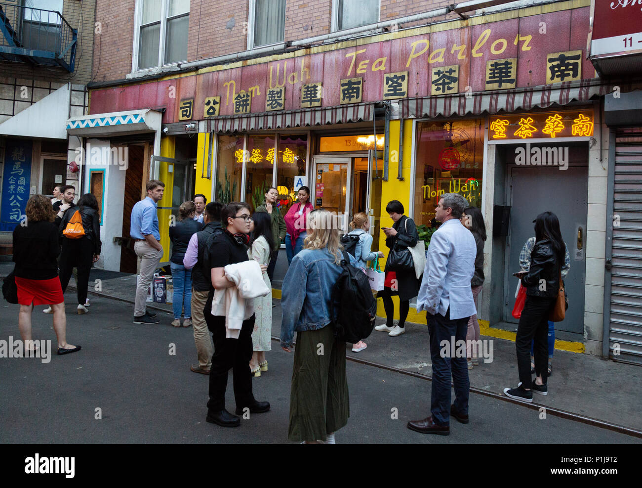Menschen außerhalb der Nam Wah Kaffee Stube, ein chinesisches Restaurant in Chinatown, New York City, USA Stockfoto