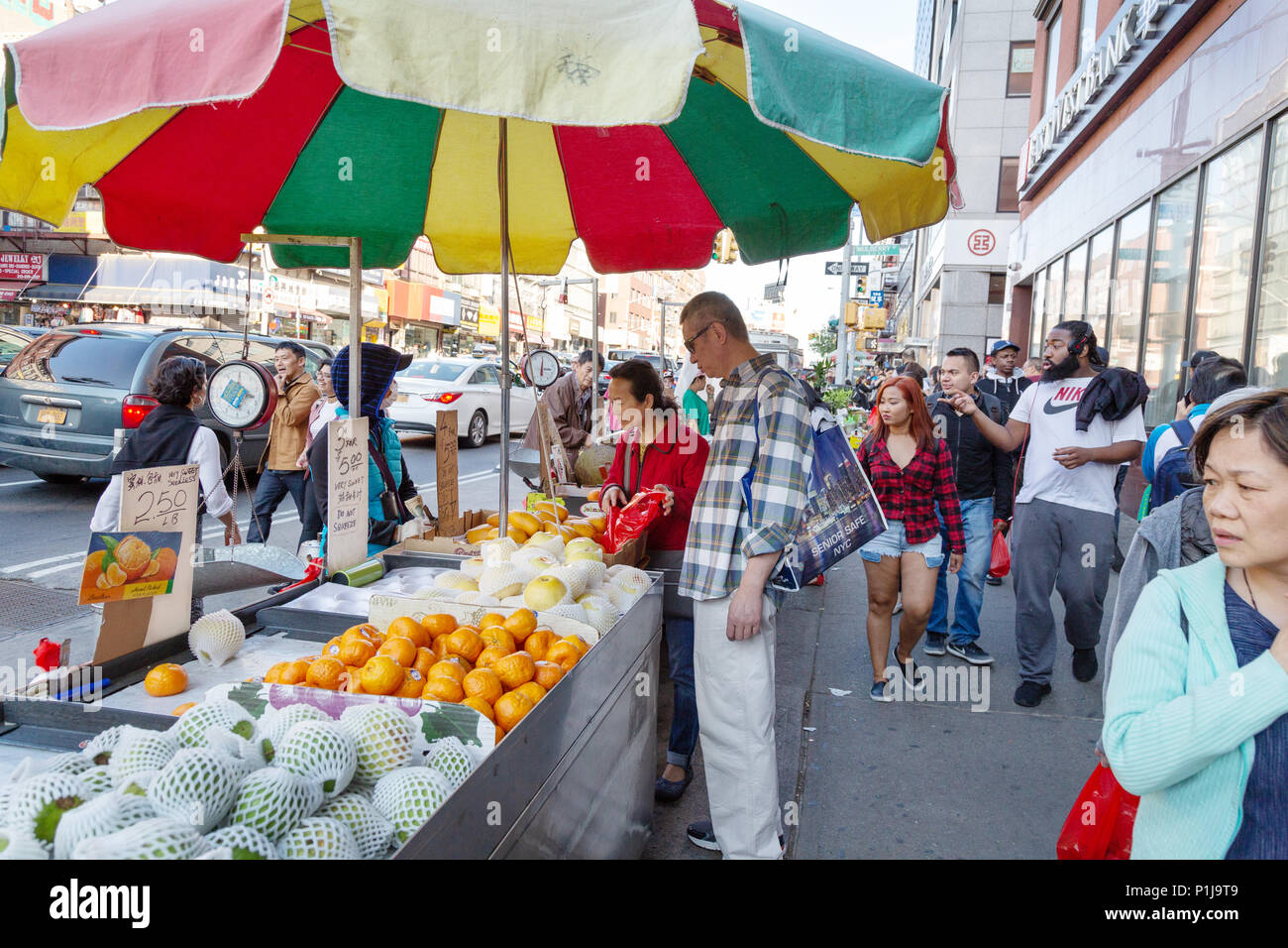 Chinatown in New York City - die Leute einkaufen bei Straßenkontrollen Stände, Chinatown Street Market, Chinatown, New York, USA Stockfoto