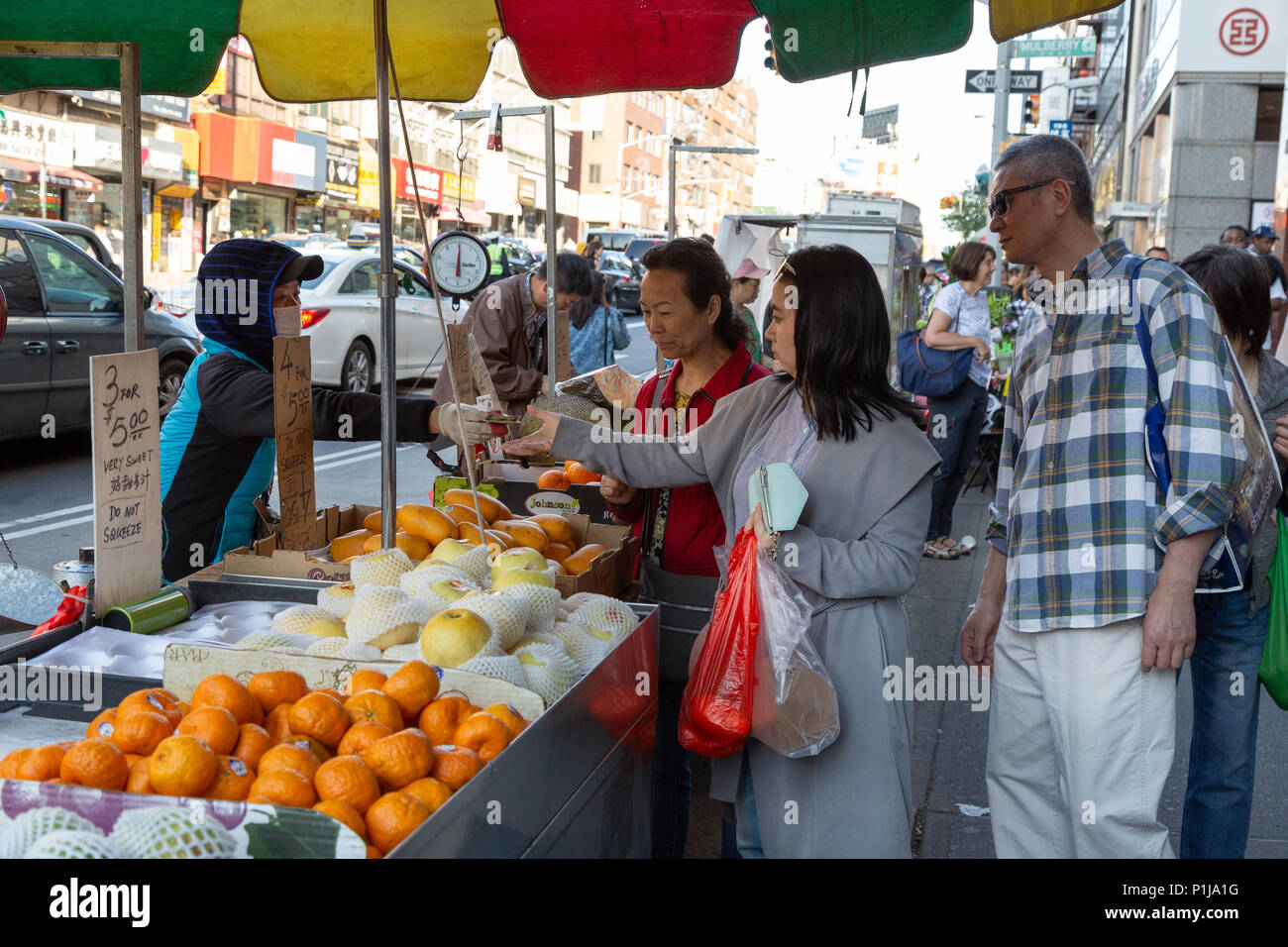 Chinatown in New York City - die Leute einkaufen bei ra Street Market, Chinatown, New York, USA Stockfoto