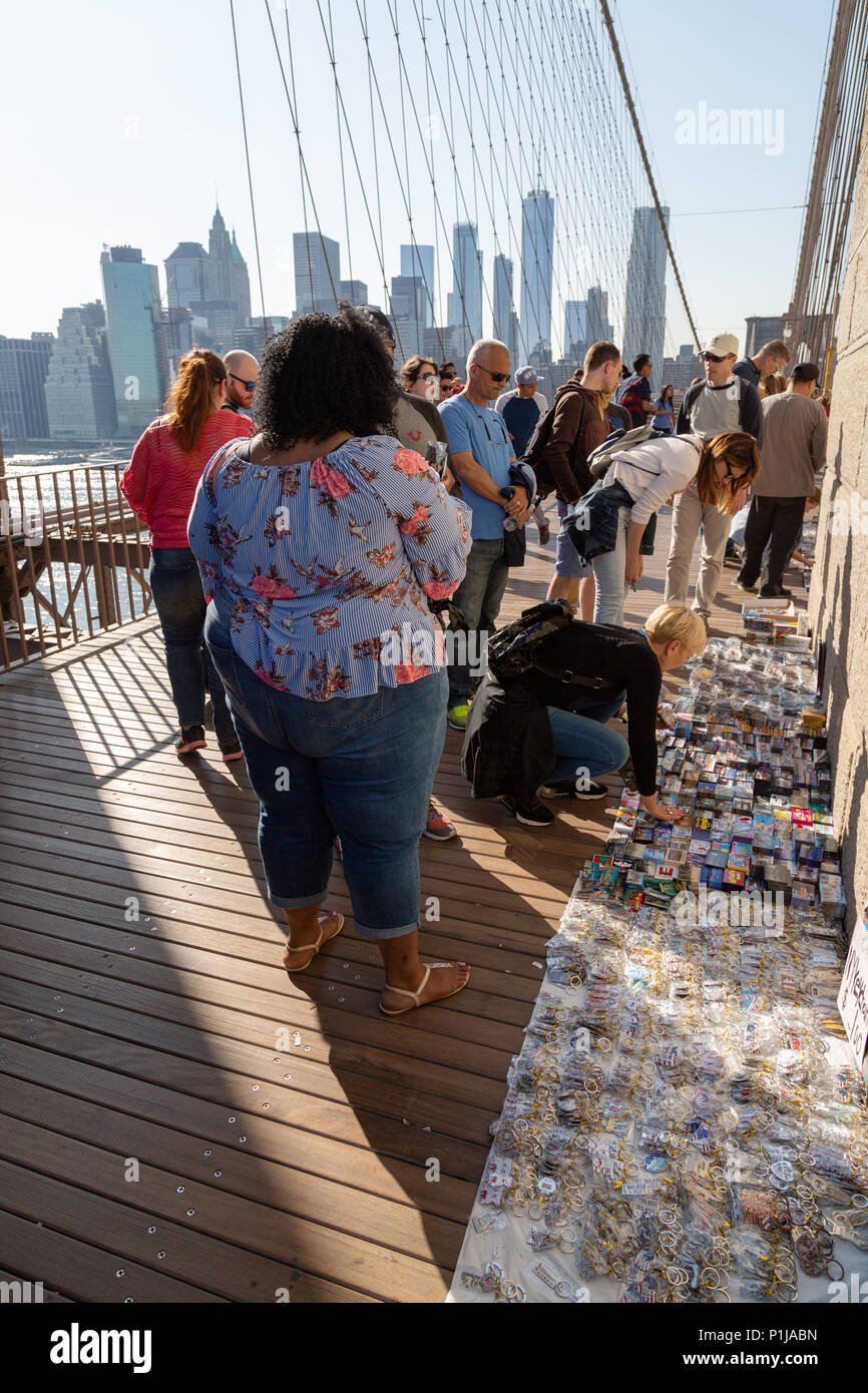 Eine beleibte Frau an Waren zum Verkauf suchen, Brooklyn, Brücke, Manhattan, New York City, USA Stockfoto