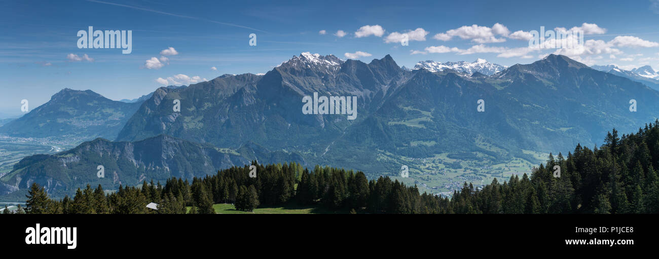 Wunderschöne Berglandschaft mit einer fantastischen Aussicht auf die Schweizer Alpen. Stockfoto