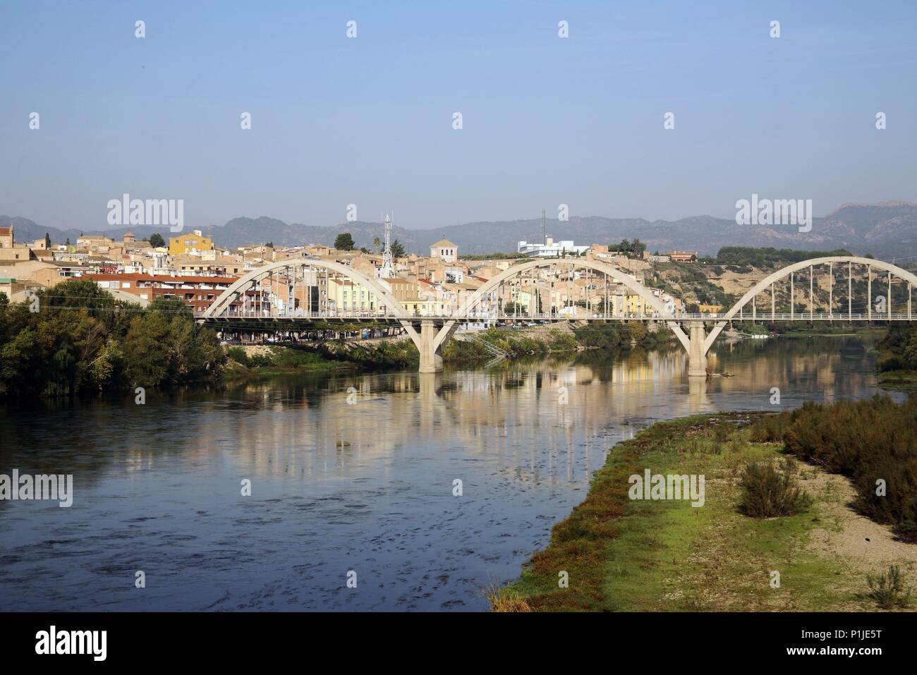 Spanien - Katalonien - Ribera d'Ebre (Kreis) - TARRAGONA. Mora d'Ebre; Pont sobre el riu Ebre/puente sobre el Rio Ebro. Stockfoto