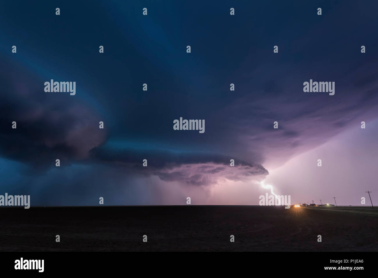 Gewitter mit niedrigen Wolkenuntergrenze und Blitz bei Nacht in der Nähe von Amarillo, Texas, USA Stockfoto