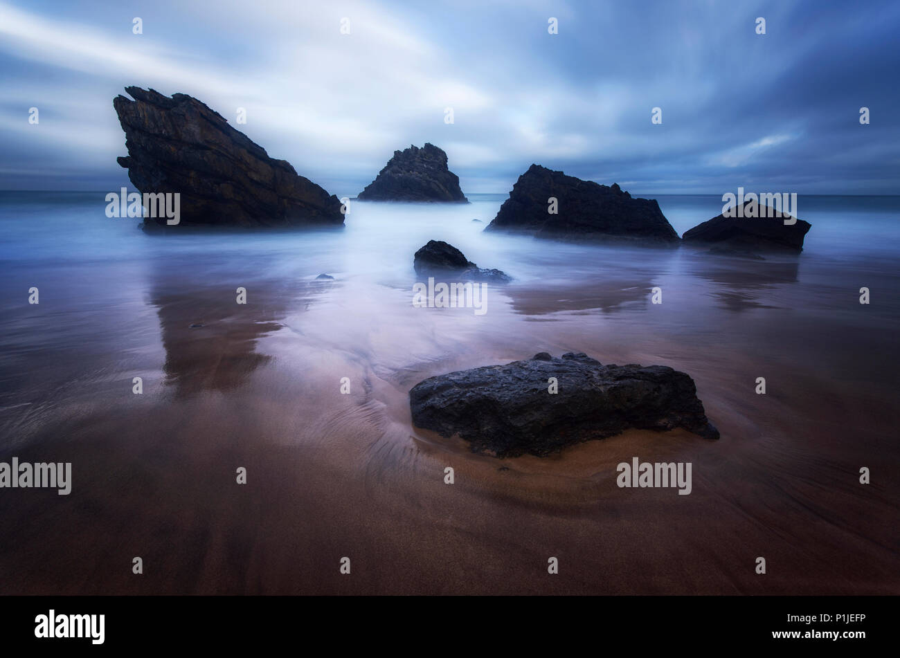 Lange Belichtung auf den Strand von Praia da Adraga, Sintra, Portugal Stockfoto