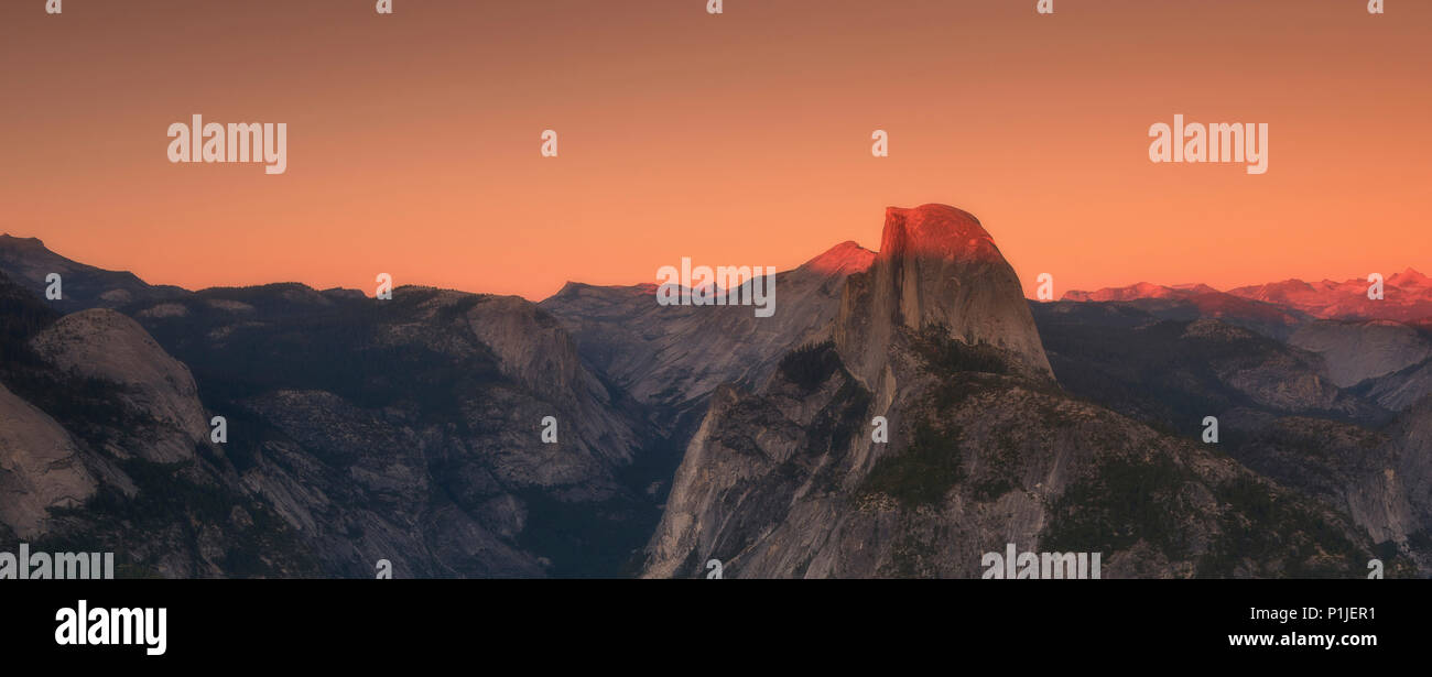 Alpenglühen am Half Dome, Blick vom Glacier Point im Yosemite National Park, Kalifornien, USA Stockfoto