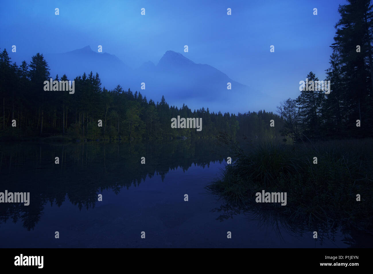 Hochkalter massiv an der blauen Stunde, Hintersee, Berchtesgaden, Bayern, Deutschland Stockfoto