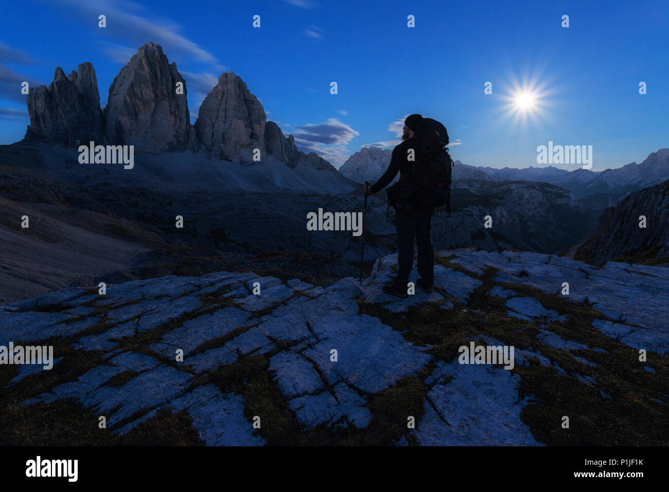 Wanderer in die Dolomiten mit den Drei Zinnen in der Nacht, Drei Zinnen, Dolomiten, Südtirol, Italien Stockfoto
