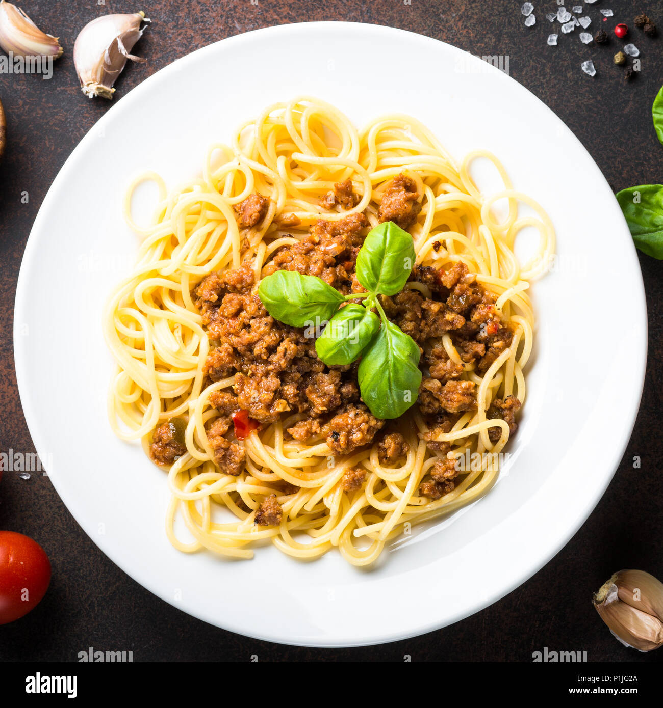 Spaghetti Bolognese in weiße Platte auf dunklen Tisch aus Stein ...