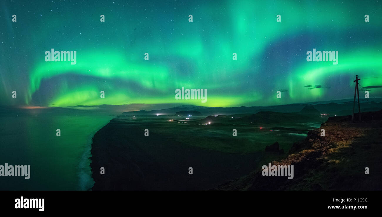 Nordlichter über Solheimafjara, Dyrhólaey, Island Stockfoto