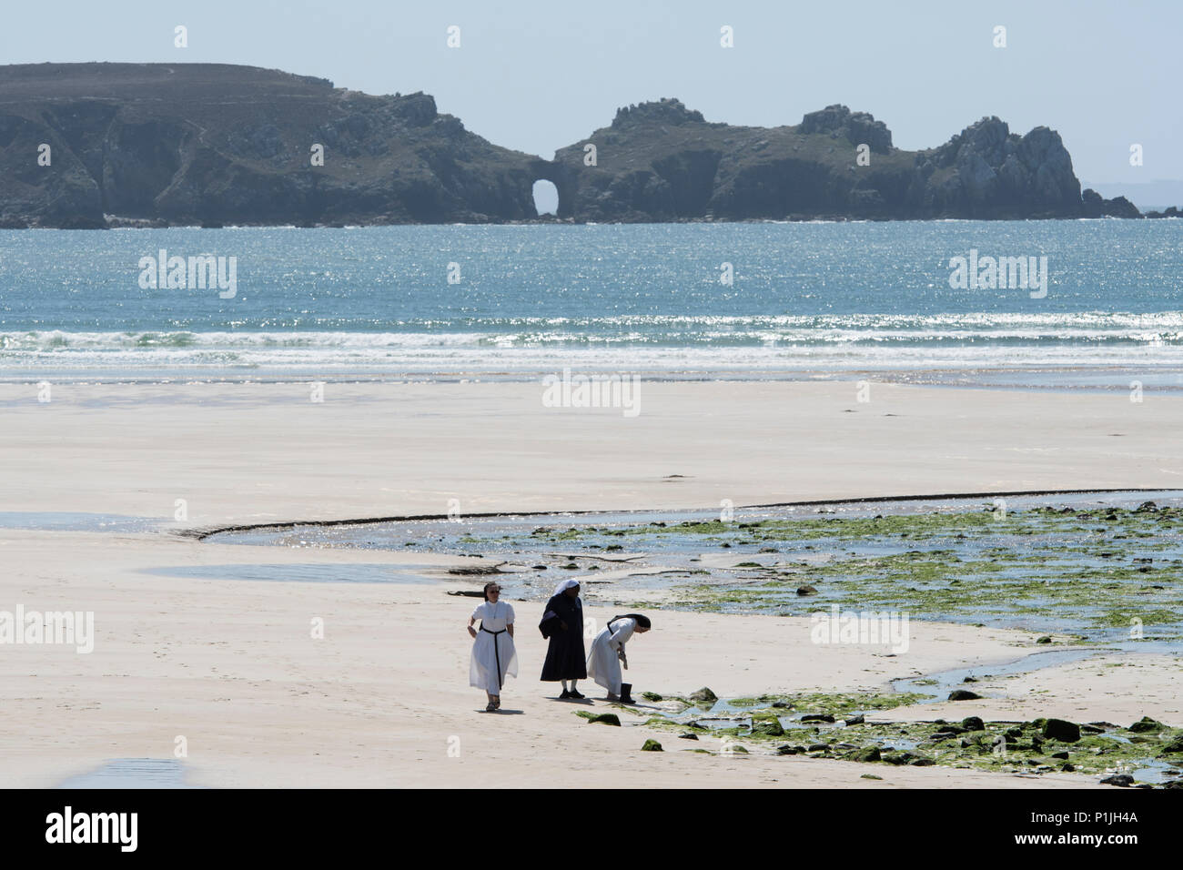 Drei Nonnen am Plage de Kerloc'h, mit Pointe de Dinan, in der Ferne die Halbinsel Crozon, Finistère, Bretagne, Frankreich. Stockfoto